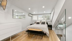 Unclassified image, 2 of 3, button - Little Mount Residence (Pyrmont)
