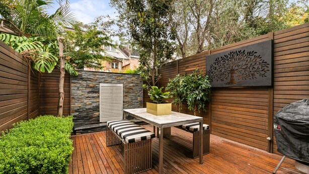 Unclassified image, 1 of 3, button - Little Mount Residence (Pyrmont)
