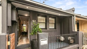 Unclassified image, 3 of 3, button - Little Mount Residence (Pyrmont)