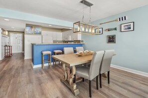 Dining - Brilliant oceanfront condo w/indoor & outdoor pools, lazy river, fitness center, kids' pool (North Myrtle Beach)