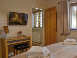 4 bedrooms, free WiFi, bed sheets - 4 bedroom accommodation in Lower Cwm-twrch, near Ystradgynlais (Lower Cwm-twrch, near Ystradgynlais)