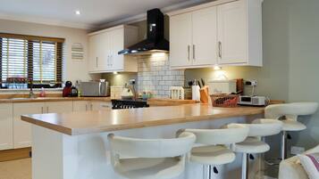 Ofen, GeschirrspĂŒler, Hochstuhl, Gefrierschrank