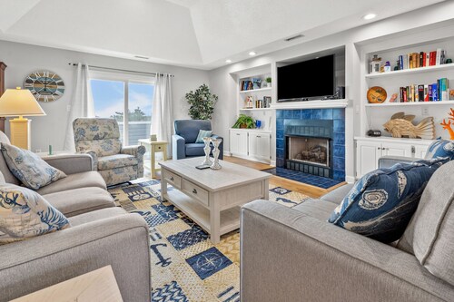 Gorgeous blvd home, pet-friendly w/private pool, screened porch, beautiful decks in North Myrtle