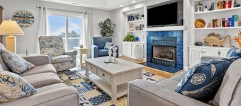 Gorgeous blvd home, pet-friendly w/private pool, screened porch, beautiful decks in North Myrtle