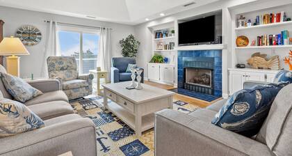 Gorgeous blvd home, pet-friendly w/private pool, screened porch, beautiful decks in North Myrtle