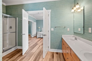 Combined shower/tub, towels