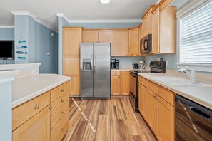 Een koelkast, een magnetron, een oven, een kookplaat