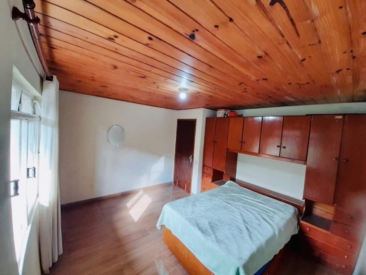 2 quartos, ferros/tábuas de passar roupa, Wi-Fi, roupa de cama