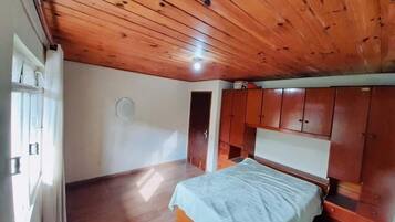 2 quartos, ferros/tábuas de passar roupa, Wi-Fi, roupa de cama