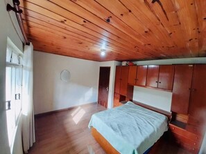 2 quartos, ferros/tábuas de passar roupa, Wi-Fi, roupa de cama