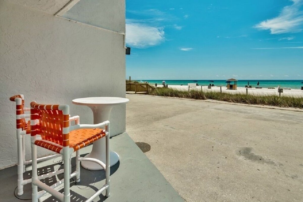 WALK Right out to BEACH/OH YEA C21