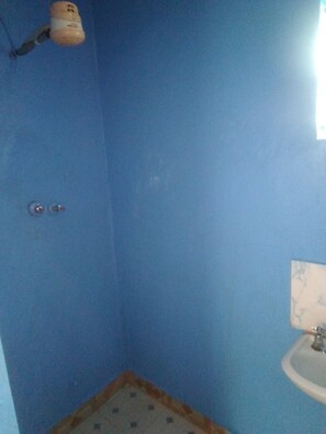 Double Room | Bathroom | Shower, free toiletries, slippers, towels - Chez Mbago Resort (Ugunja)