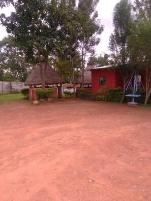 Free self parking - Chez Mbago Resort (Ugunja)