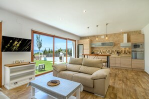 Deluxe Villa, Accessible, Private Bathroom | Lounge