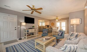 Televisión y chimenea 