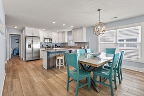 Fridge, microwave, oven, stovetop - Beautiful oceanfront duplex, prettily decorated w/spacious oceanfront decks-family ready (North Myrtle Beach)