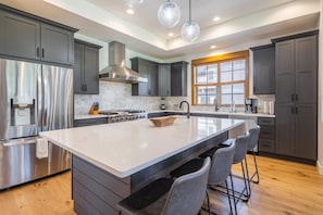 Fridge, microwave, oven, stovetop - Golf View, Hot Tub, Suncadia Pool Access (Cle Elum)