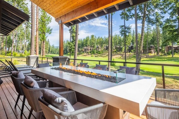 Outdoor dining - Suncadia 4 Bdrm Home with Hot Tub Overlooking Golf Course (Cle Elum)