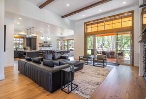 Flat-screen TV - Suncadia 4 Bdrm Home with Hot Tub Overlooking Golf Course (Cle Elum)