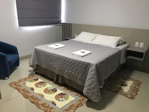 Dubbelrum | Minibar, mörkläggningsgardiner, strykjärn/strykbräda och gratis wi-fi