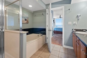 Ensemble douche/baignoire, baignoire à jets, sèche-cheveux