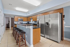 ثلاجة، ميكروويف، فرن، موقد طهي مسطح