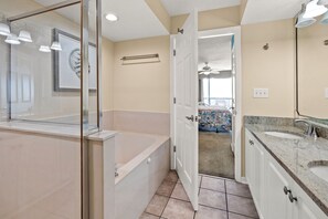 Combined shower/tub, hair dryer, towels