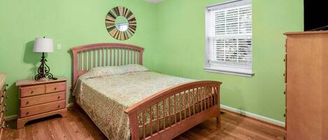 4 bedrooms, iron/ironing board, WiFi, bed sheets