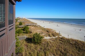 On the beach - Beautiful oceanfront condo w/all the amenities-pool, hot tub, tennis-family fun! (North Myrtle Beach)