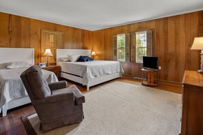 4 bedrooms, iron/ironing board, WiFi, bed sheets