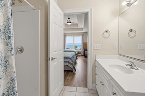4 bedrooms, WiFi, bed sheets - Deluxe villa close to pier with balcony-quiet and friendly for family (North Myrtle Beach)
