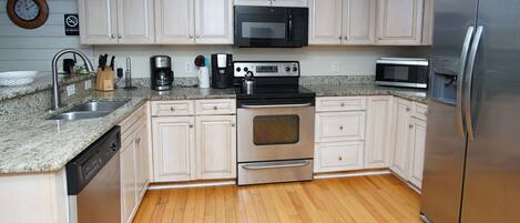 Jääkaappi, mikroaaltouuni, uuni, liesi