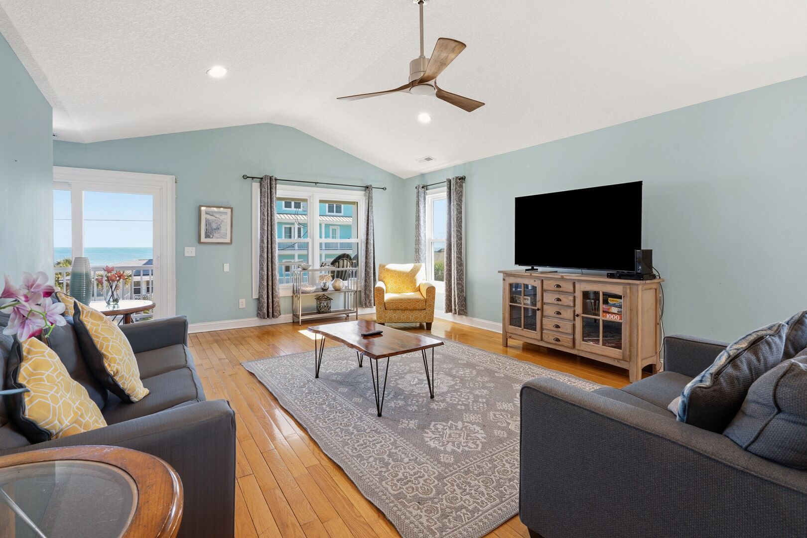 Télévision, lecteur de DVD, livres, chaîne hi-fi