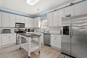 Refrigerador, microondas, horno y parrilla de estufa 