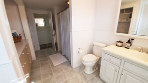 Tina con regadera, secadora de cabello, toallas, jabón 