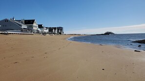 Beach nearby, sun-loungers, beach towels