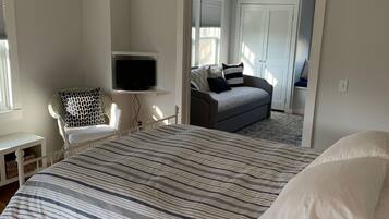 4 soverom, skrivebord, strykejern/-brett og reiseseng for barn