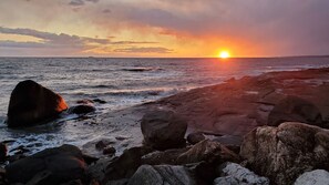 Playa en los alrededores, camastros y toallas de playa 