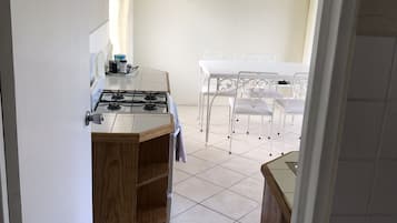 Frigorífico y mesa de comedor
