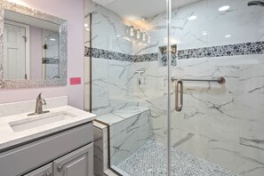 Combined shower/tub, jetted tub, towels