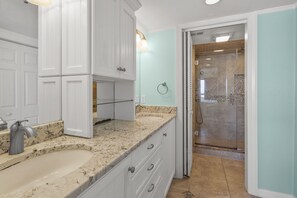Combined shower/tub, hair dryer, towels