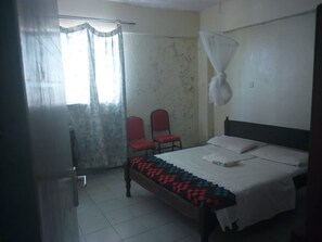 Single Room | Desk, bed sheets - Gempark Grand Hotel (Thika)
