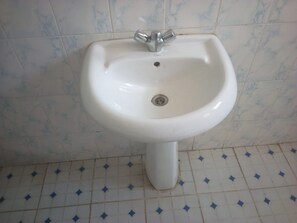 Shower, rainfall showerhead, towels - Gempark Grand Hotel (Thika)