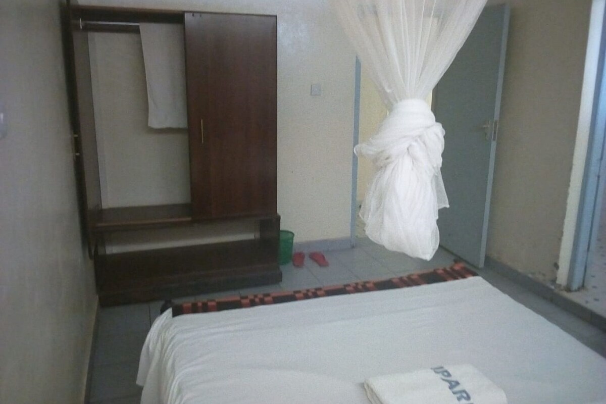 Escritorio y ropa de cama
