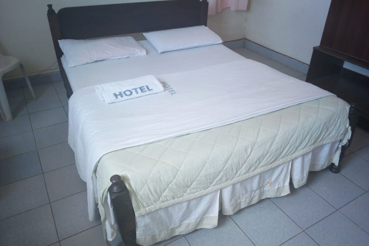 Escritorio y ropa de cama