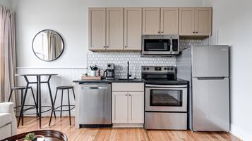 Réfrigérateur, micro-ondes, four, plaque de cuisson