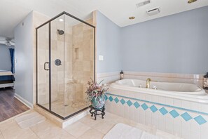 Combined shower/tub, jetted tub, hair dryer, towels