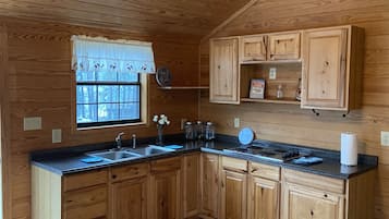 Kühlschrank, Mikrowelle, Herdplatte, Wasserkocher mit Kaffee-/Teezubehör