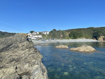 Fisherman’s cottage 100 yards from the sea with log burner and own parking