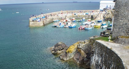 Fisherman’s cottage 100 yards from the sea with log burner and own parking